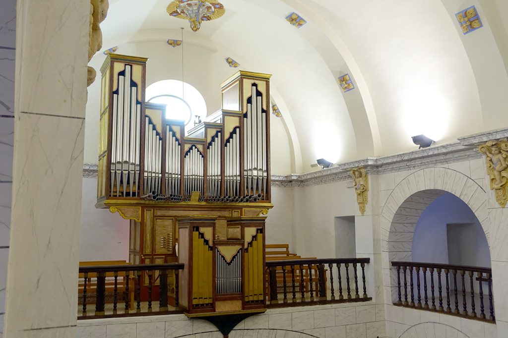 El órgano de Sant Josep en la tribuna de la iglesia
