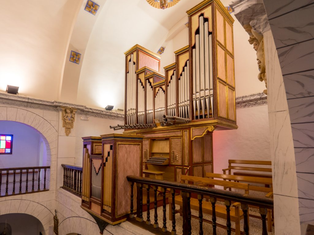 El órgano de Sant Josep visto de lado, con la consola