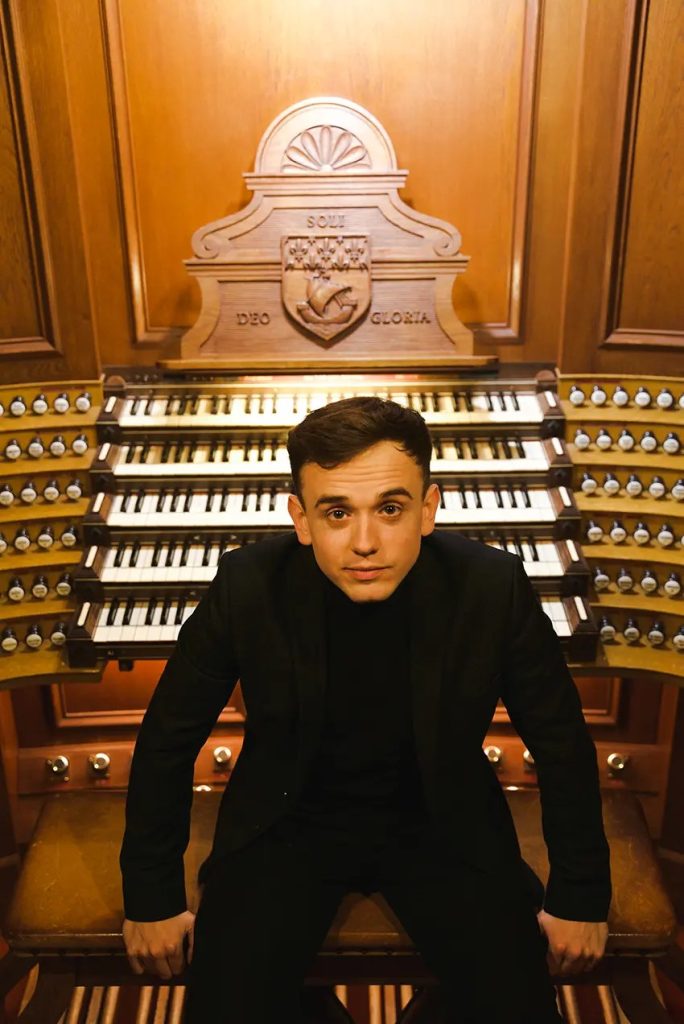 Thomas Ospital en la consola del órgano